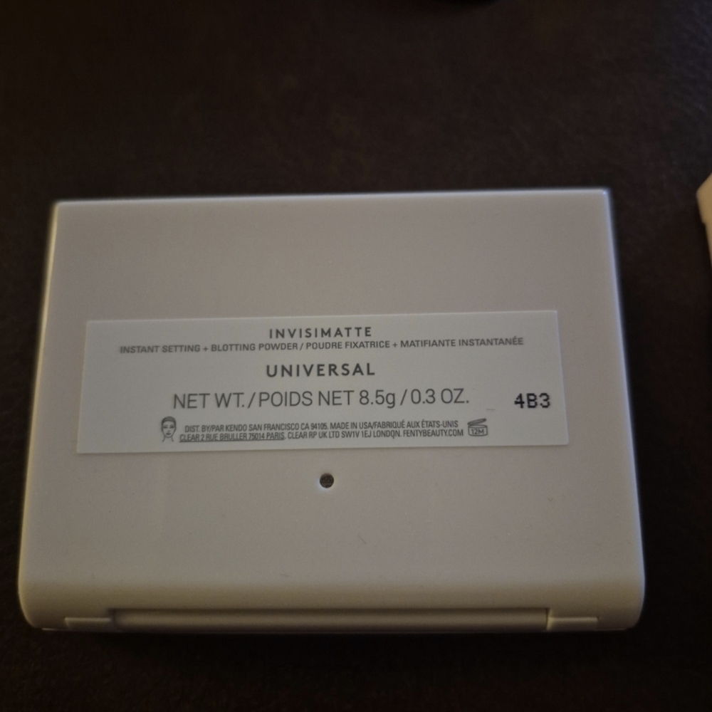 Fenty Beauty Invisimatte Blotting Powder Universal - Picture 6 of 7